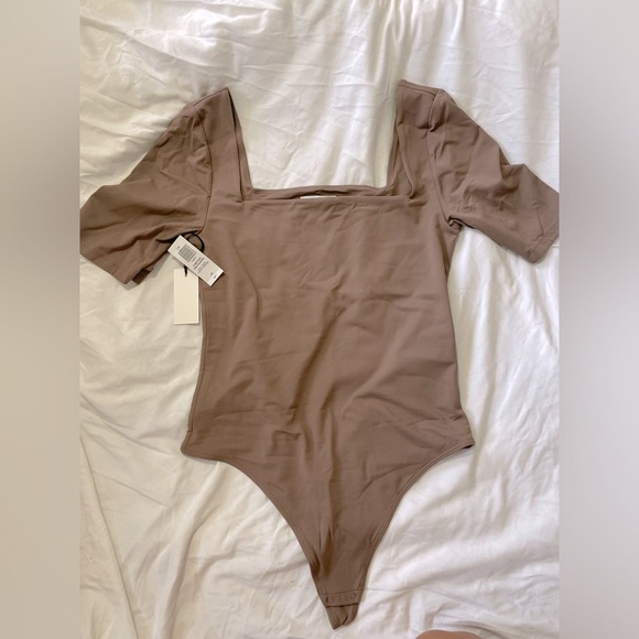 Aritzia Babaton Contour Halfsleeve Bodysuit Size Large - Picture 1 of 3